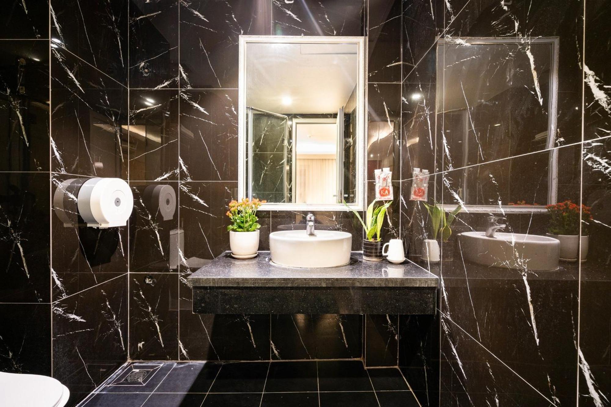 Kieu Anh Hotel - 81 Trung Kinh - By Bay Luxury Hanoi Bagian luar foto