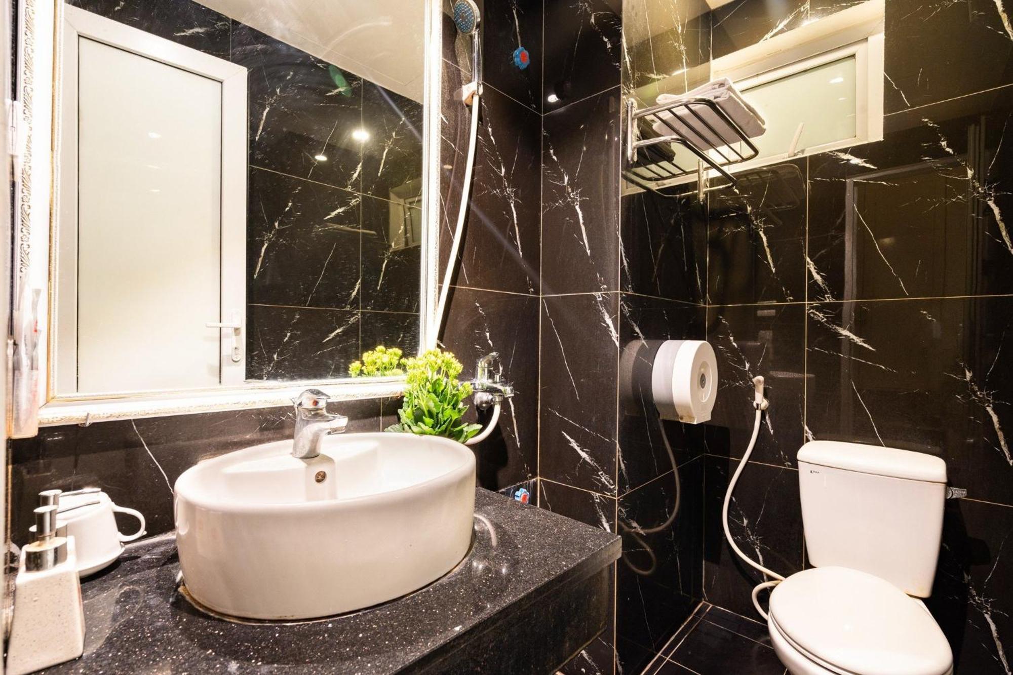 Kieu Anh Hotel - 81 Trung Kinh - By Bay Luxury Hanoi Bagian luar foto